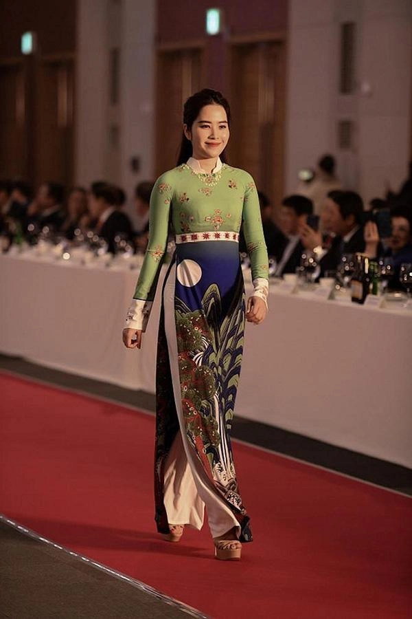 Nam em diện áo dài còn thua xa chàng trai này thế có đáng xấu hổ không cơ chứ - 1
