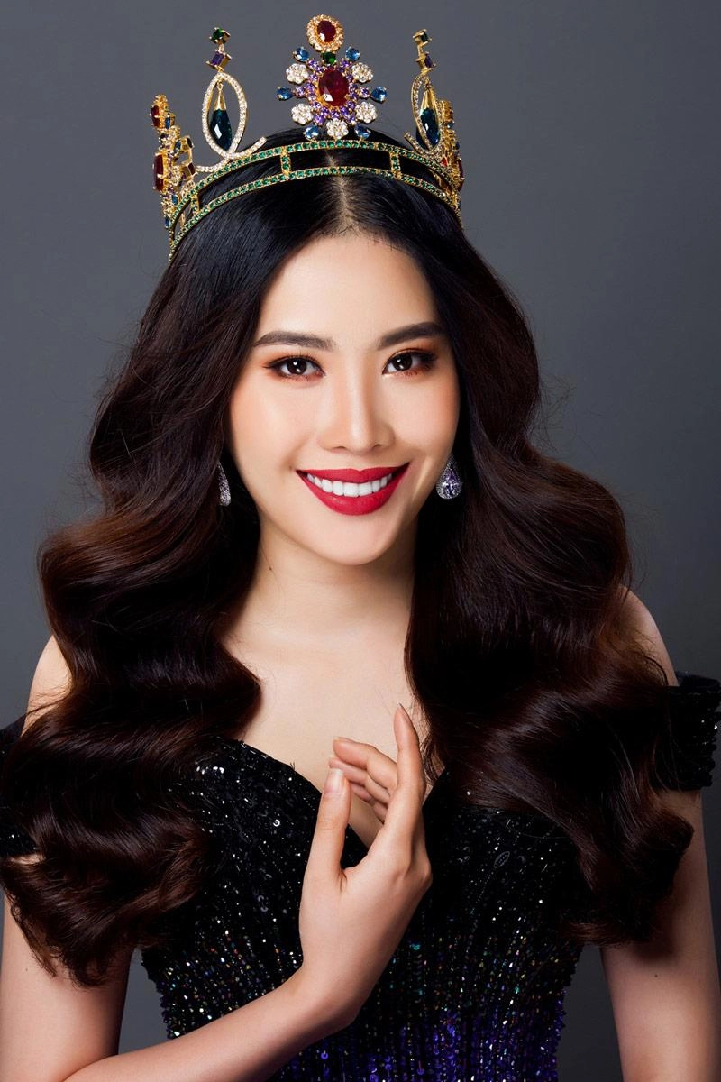 Nam em đội vương miện diện váy xẻ bất tận khoe body không chút mỡ thừa - 3