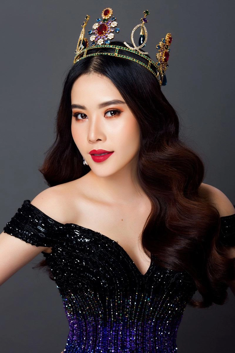 Nam em đội vương miện diện váy xẻ bất tận khoe body không chút mỡ thừa - 4