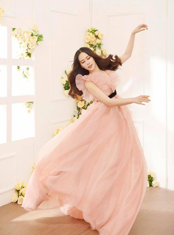 Nam em đội vương miện diện váy xẻ bất tận khoe body không chút mỡ thừa - 7