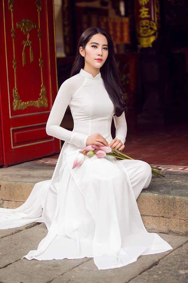 Nam em đội vương miện diện váy xẻ bất tận khoe body không chút mỡ thừa - 10