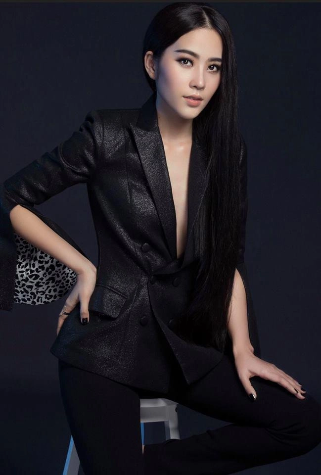 Nam em đội vương miện diện váy xẻ bất tận khoe body không chút mỡ thừa - 11