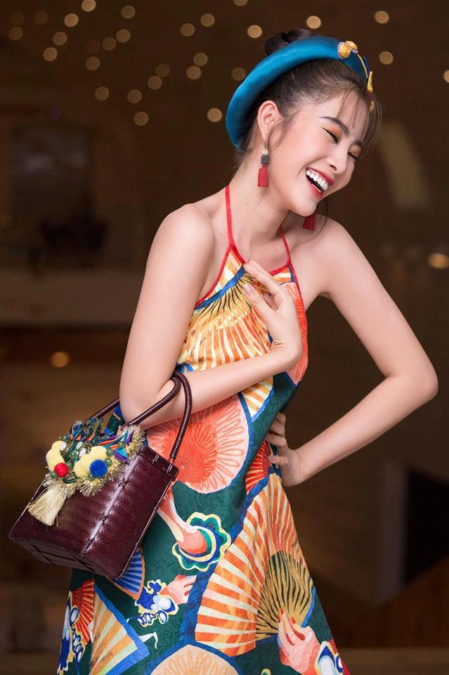 Nam em đội vương miện diện váy xẻ bất tận khoe body không chút mỡ thừa - 12