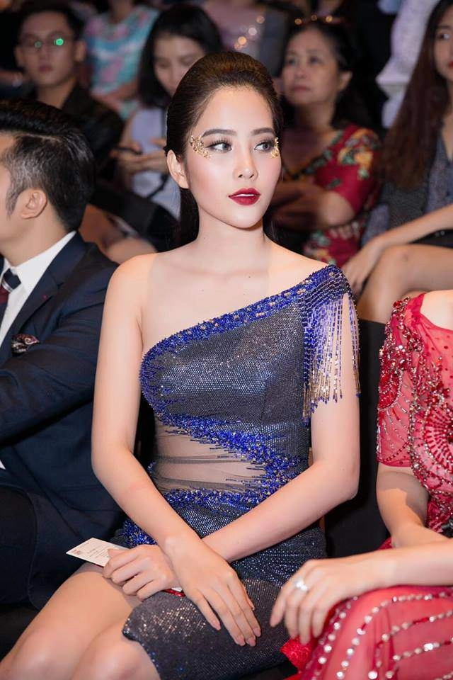 Nam em đội vương miện diện váy xẻ bất tận khoe body không chút mỡ thừa - 13