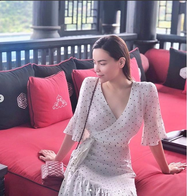 Nàng ngực lép hãy học theo hà hồ mặc kiểu váy bánh bèo này - 1