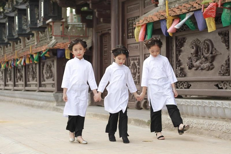 Ngắm các thiên thần nhí diện áo dài yêu thế này đảm bảo cả năm may mắn - 14