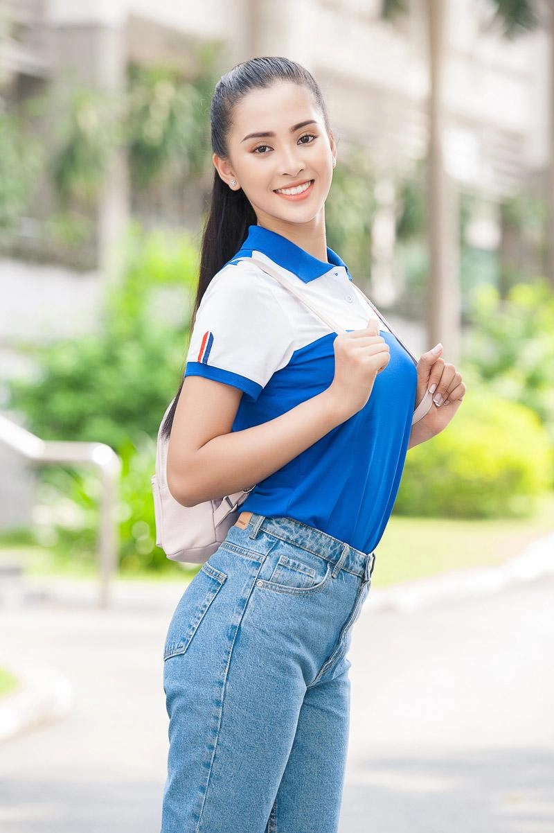 Ngày đầu tiên đi học hoa hậu tiểu vy xinh đẹp với đồng phục đúng chuẩn nữ sinh - 1