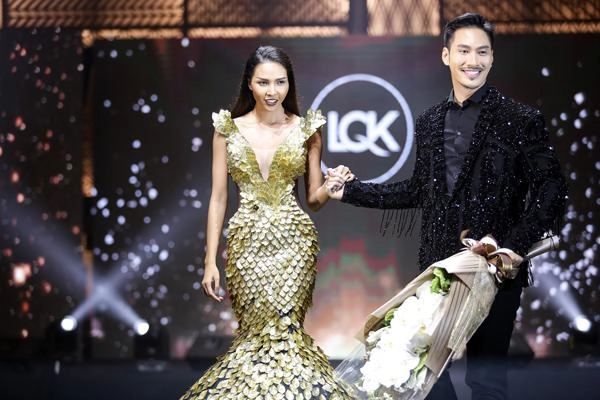Ngoài để sao nam giả gái thảm đỏ show diễn thời trang của lý quí khánh còn có gì - 1