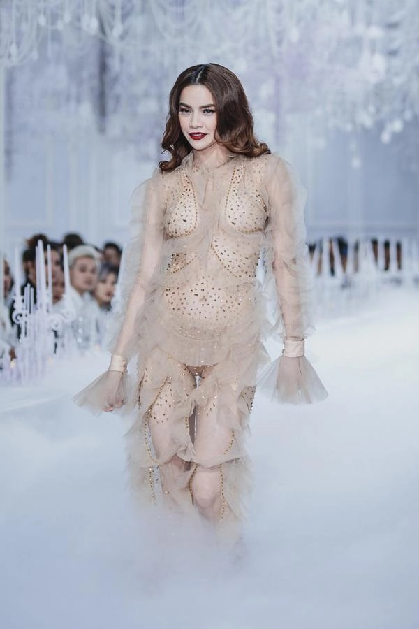 Ngoài để sao nam giả gái thảm đỏ show diễn thời trang của lý quí khánh còn có gì - 10