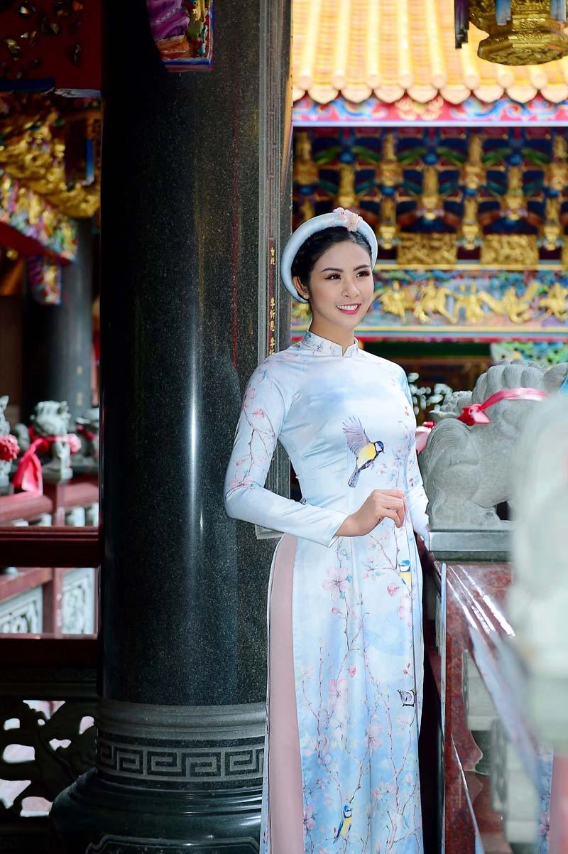 Ngọc hân rạng rỡ diện áo dài đôi với mẫu nhí mang hai dòng máu hoa - việt - 1