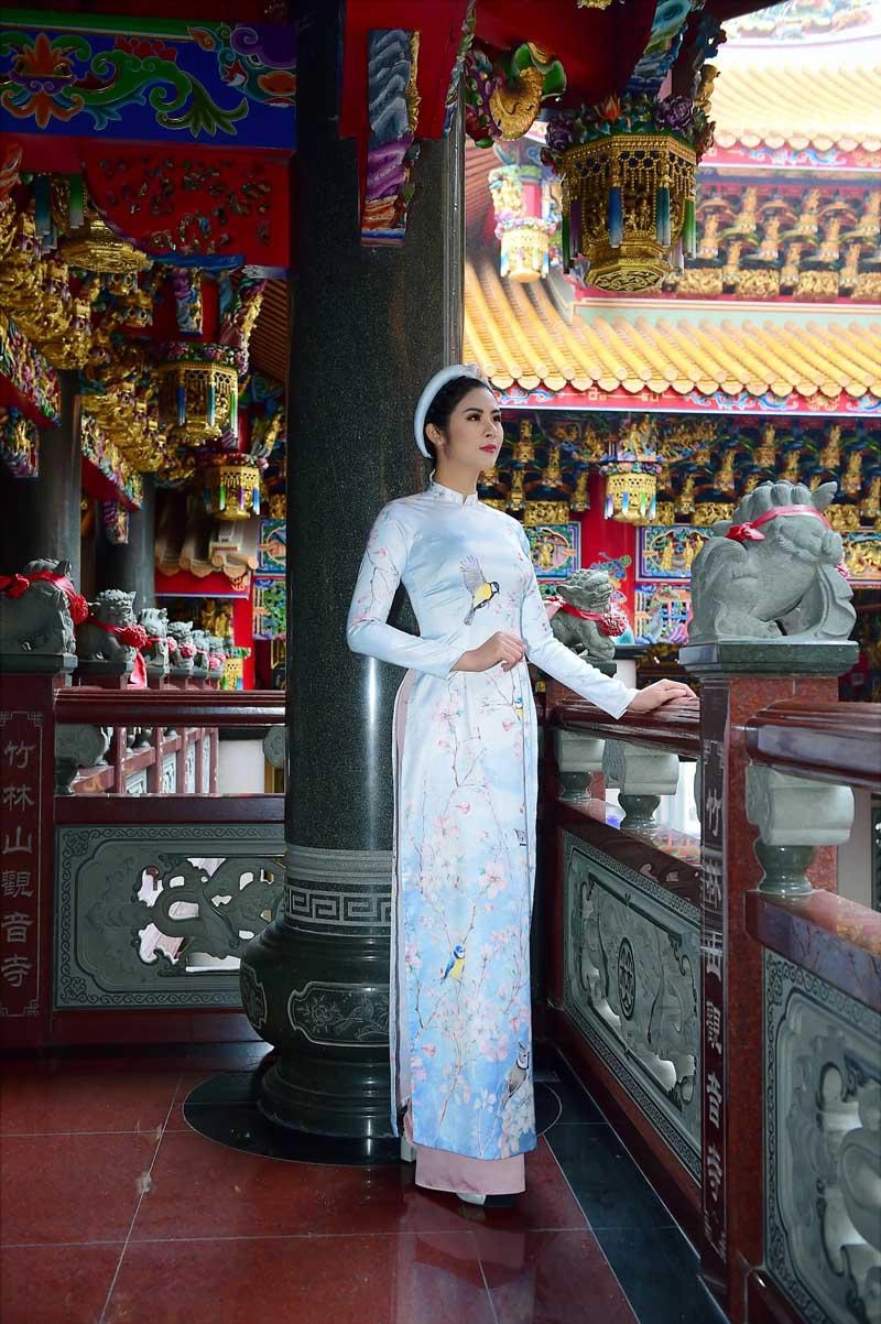 Ngọc hân rạng rỡ diện áo dài đôi với mẫu nhí mang hai dòng máu hoa - việt - 2
