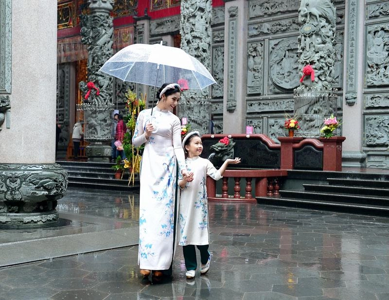 Ngọc hân rạng rỡ diện áo dài đôi với mẫu nhí mang hai dòng máu hoa - việt - 3