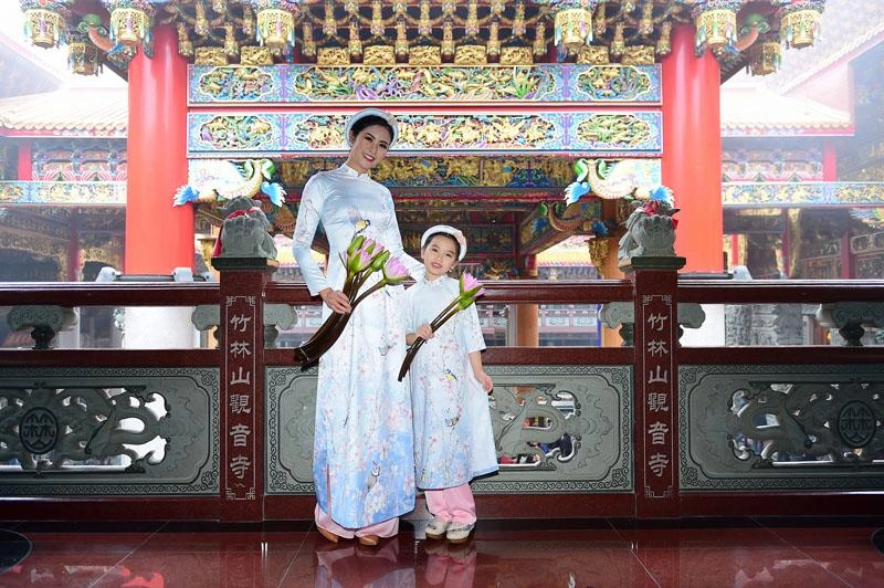 Ngọc hân rạng rỡ diện áo dài đôi với mẫu nhí mang hai dòng máu hoa - việt - 4