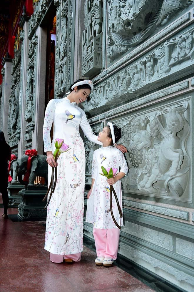 Ngọc hân rạng rỡ diện áo dài đôi với mẫu nhí mang hai dòng máu hoa - việt - 6