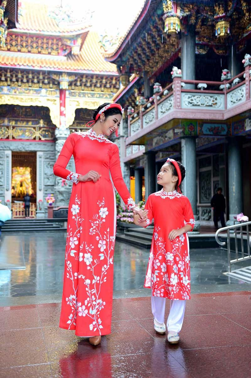 Ngọc hân rạng rỡ diện áo dài đôi với mẫu nhí mang hai dòng máu hoa - việt - 7