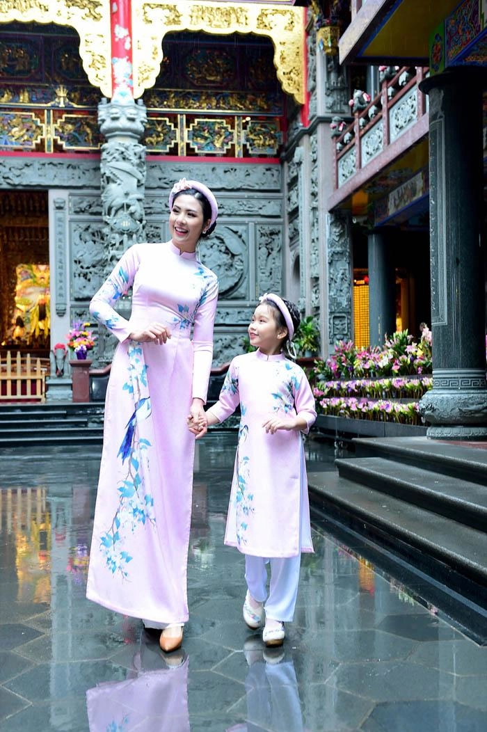 Ngọc hân rạng rỡ diện áo dài đôi với mẫu nhí mang hai dòng máu hoa - việt - 8