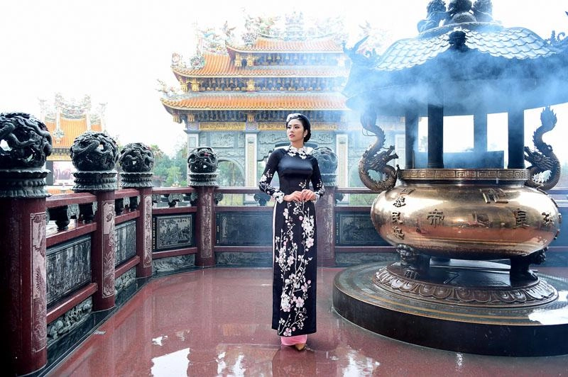 Ngọc hân rạng rỡ diện áo dài đôi với mẫu nhí mang hai dòng máu hoa - việt - 10