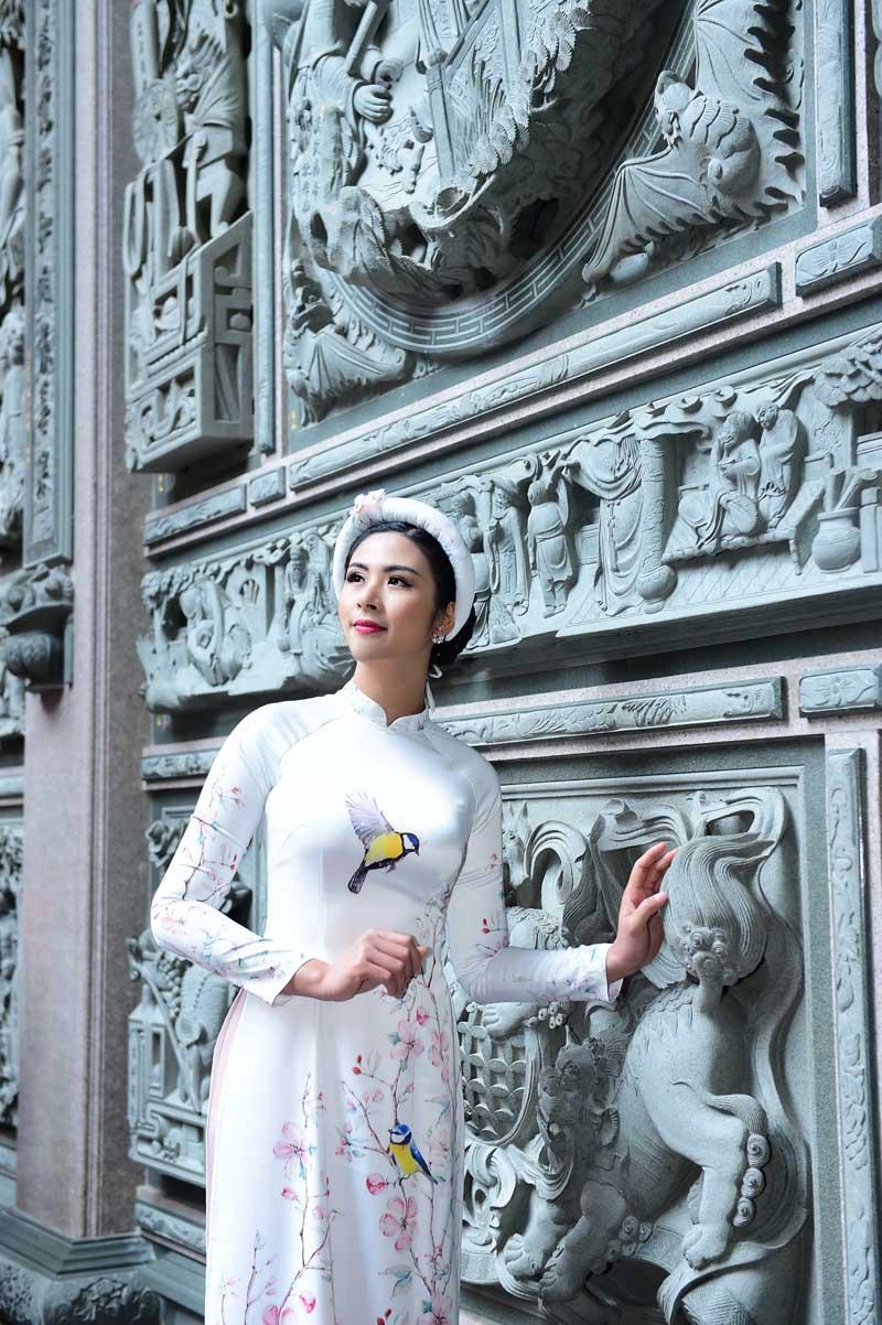 Ngọc hân rạng rỡ diện áo dài đôi với mẫu nhí mang hai dòng máu hoa - việt - 12