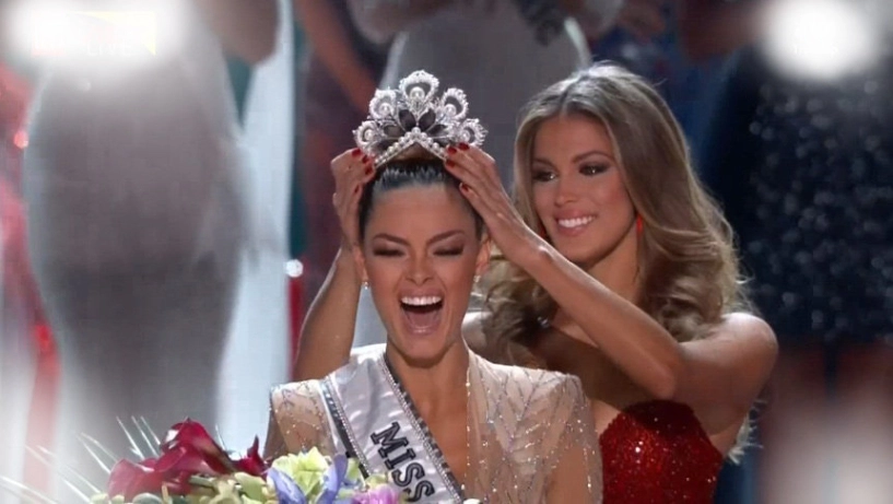 Người đẹp nam phi chiến thắng miss universe ngoạn mục tất cả các thí sinh mừng như tết - 1