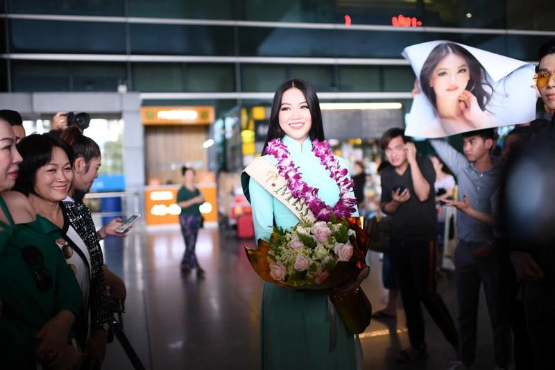 Người hâm mộ thất vọng vì hh phương khánh chỉ được mang vương miện giả về nước - 3