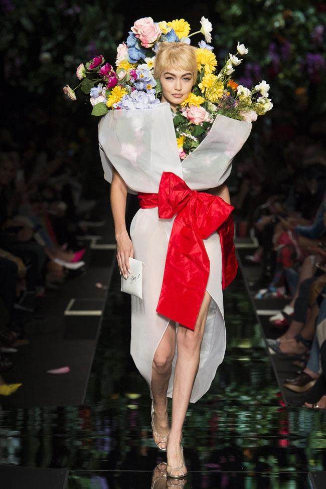 Nhà mốt moschino gây bất ngờ với thiết kế giống hệt mẫu váy tóc tiên mặc 1 năm trước - 4
