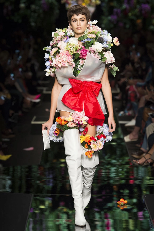 Nhà mốt moschino gây bất ngờ với thiết kế giống hệt mẫu váy tóc tiên mặc 1 năm trước - 5