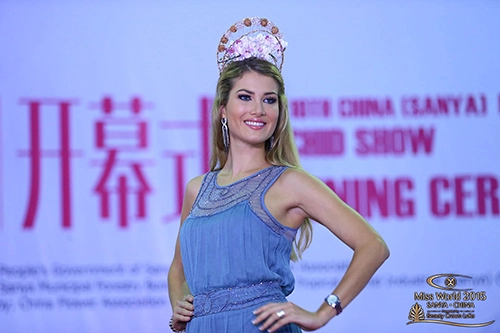 Nhan sắc và trí tuệ hơn người của tân hoa hậu thế giới - 12