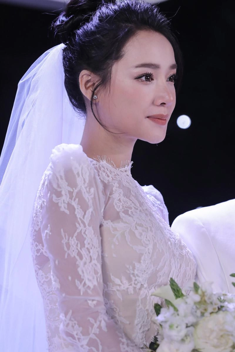 Nhìn lại váy cưới nhã phương fans giật mình vì chi tiết táo bạo chưa từng thấy của cô dâu - 5