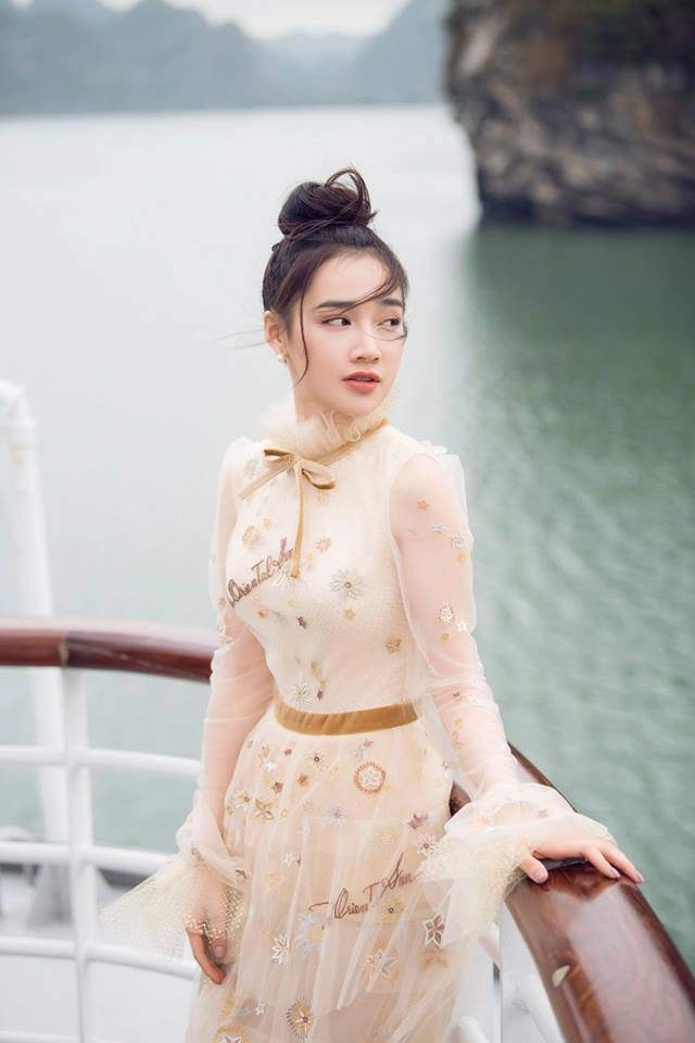 Nhìn lại váy cưới nhã phương fans giật mình vì chi tiết táo bạo chưa từng thấy của cô dâu - 10