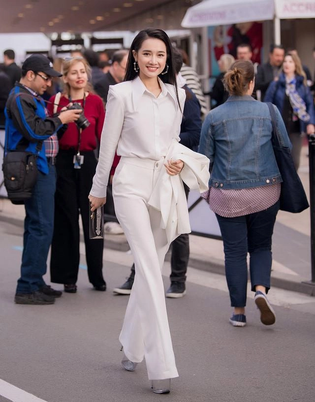 Nhìn lại váy cưới nhã phương fans giật mình vì chi tiết táo bạo chưa từng thấy của cô dâu - 13