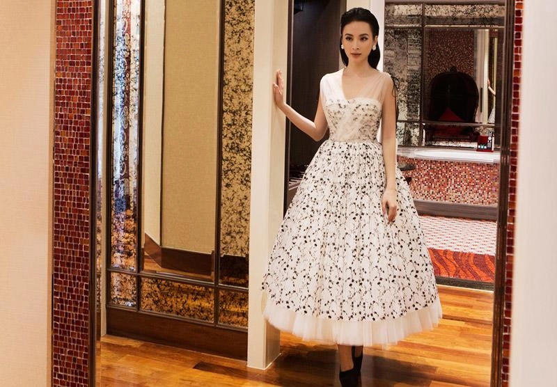 Nữ hoàng thảm đỏ angela phương trinh diện lại chiếc váy cách đây 2 tháng mà không ai biết - 1