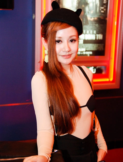 Nữ mc hà nội với thời trang dị biệt gây tranh cãi - 1