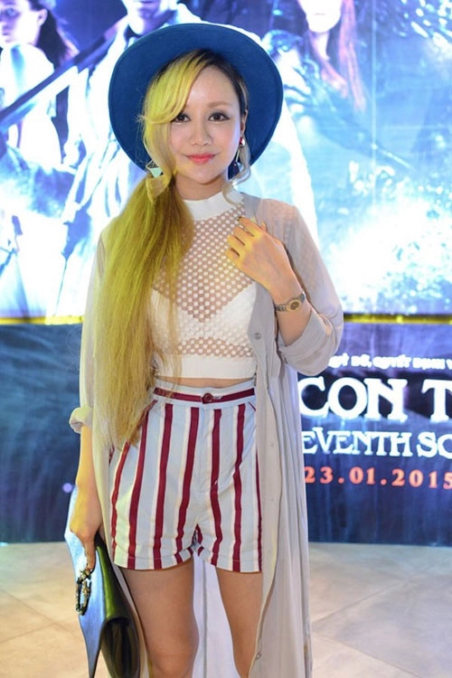 Nữ mc hà nội với thời trang dị biệt gây tranh cãi - 2