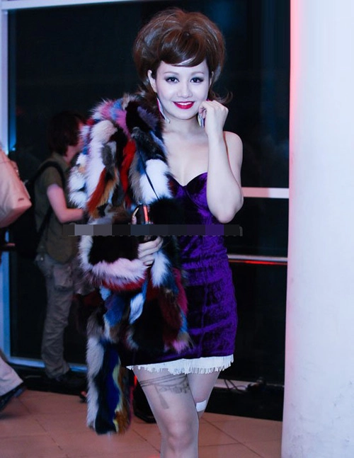 Nữ mc hà nội với thời trang dị biệt gây tranh cãi - 4