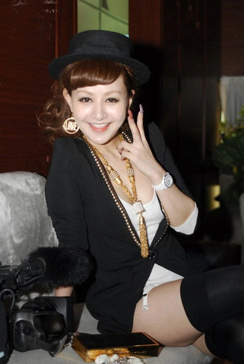 Nữ mc hà nội với thời trang dị biệt gây tranh cãi - 7