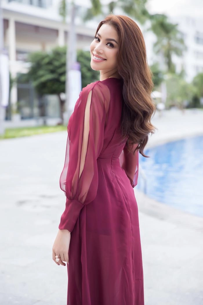 Phạm hương diện lại váy cũ rớt nước mắt trước ngày trao lại vương miện - 2