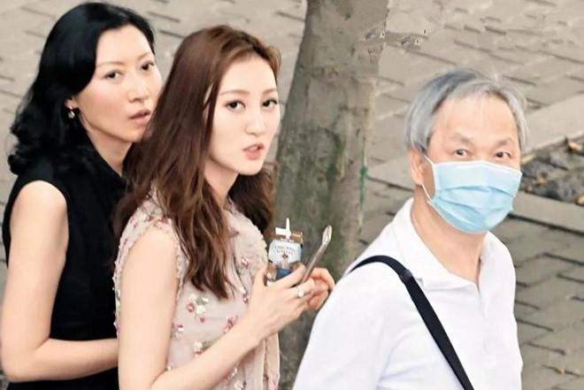 Phong cách gợi cảm của á hậu 23 tuổi lấy chồng u70 vẫn khiến bố mẹ mãn nguyện - 2