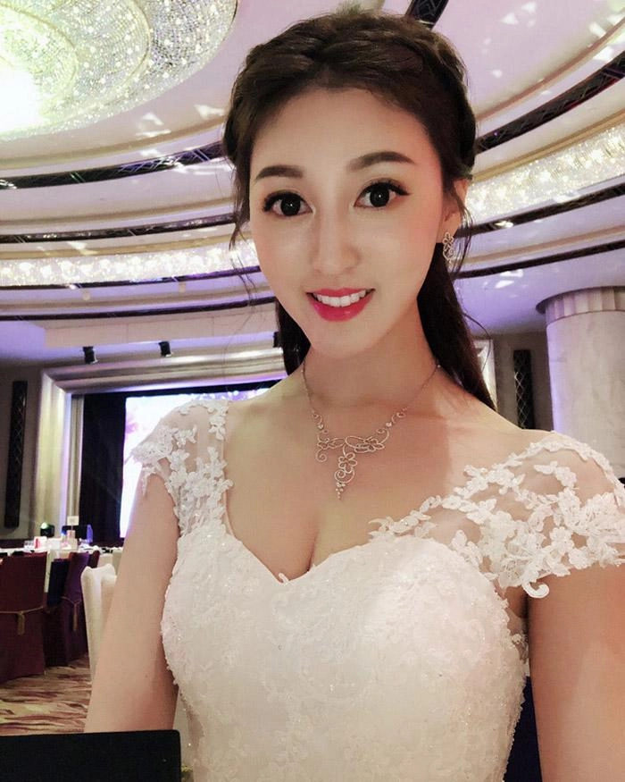 Phong cách gợi cảm của á hậu 23 tuổi lấy chồng u70 vẫn khiến bố mẹ mãn nguyện - 13