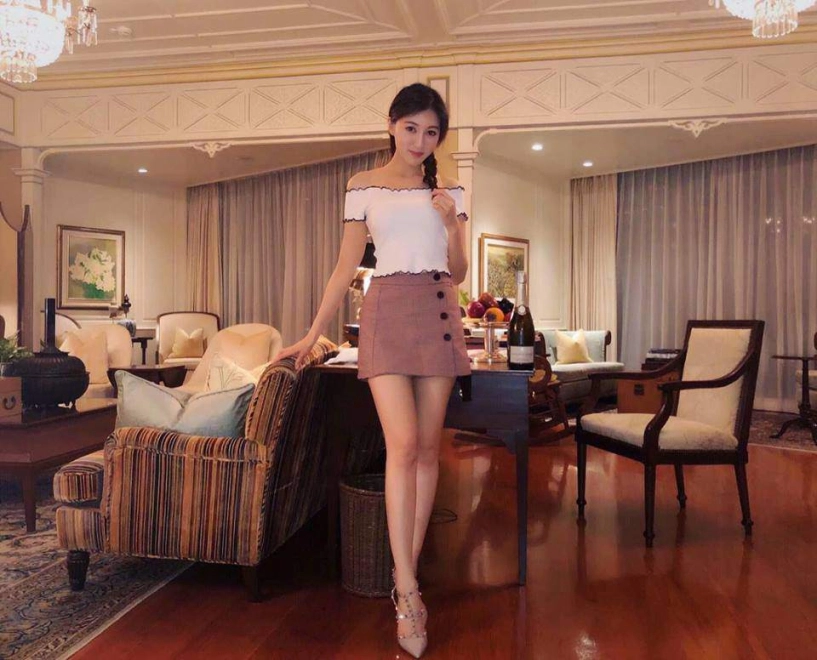 Phong cách gợi cảm của á hậu 23 tuổi lấy chồng u70 vẫn khiến bố mẹ mãn nguyện - 18