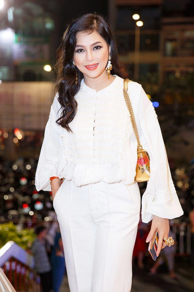 Phong cách sang trọng đẳng cấp của mẹ chồng hà tăng - 13