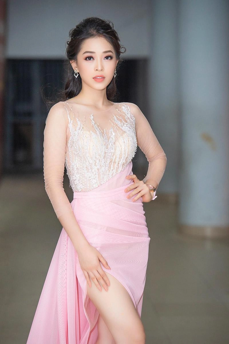Photoshop ảnh mượt mà á hậu phương nga vẫn lộ nội y vì mặc váy xuyên thấu - 1