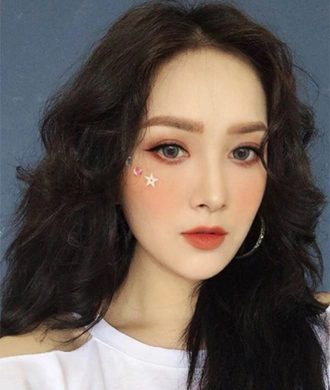 Sao việt mê mẩn kiểu makeup đính kim tuyến lấp lánh - 2