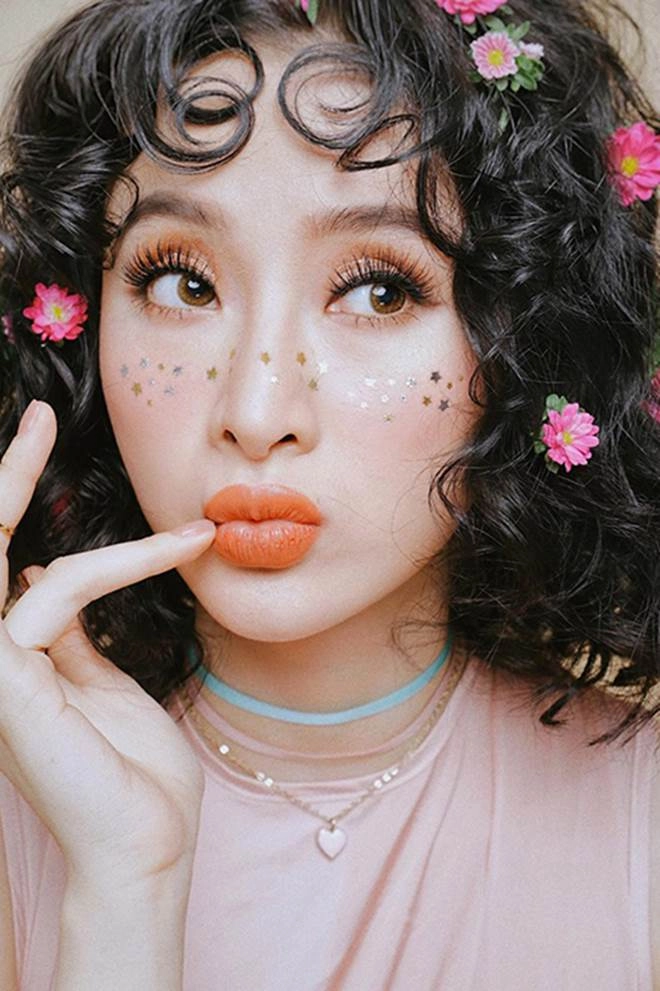 Sao việt mê mẩn kiểu makeup đính kim tuyến lấp lánh - 10