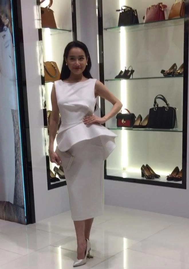 Sau khi đính hôn với trường giang nhã phương tìm mọi cách để che bụng - 1