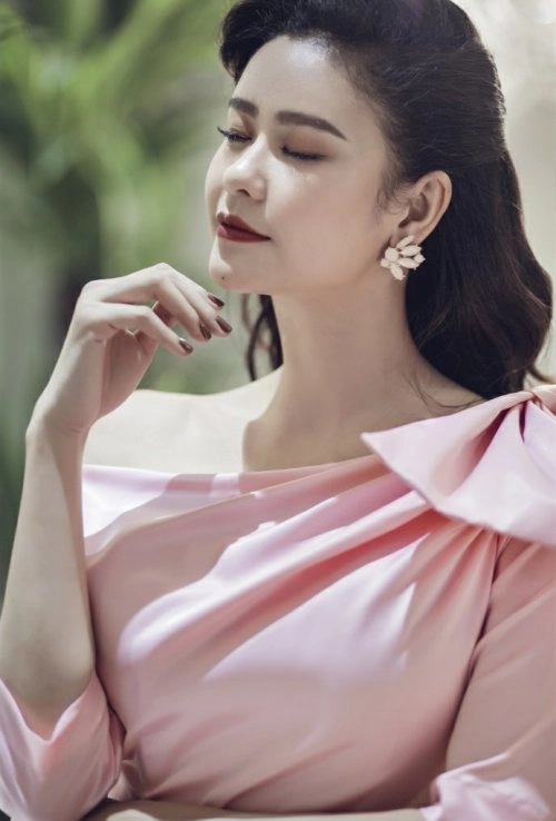 Sau lùm xùm ly hôn mẹ một con trương quỳnh anh khoe vẻ đẹp nền nã với style cổ điển - 1