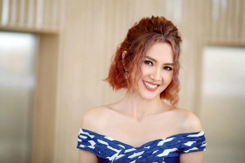 Siêu mẫu anh thư hà kiều anh đọ vẻ gợi cảm với váy trễ vai - 1
