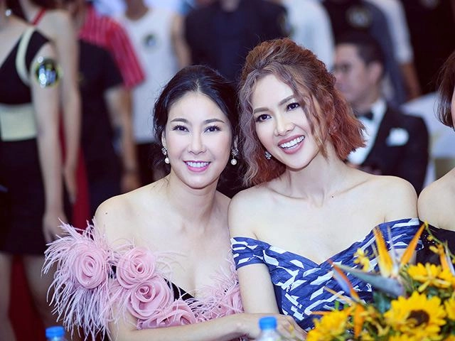 Siêu mẫu anh thư hà kiều anh đọ vẻ gợi cảm với váy trễ vai - 5