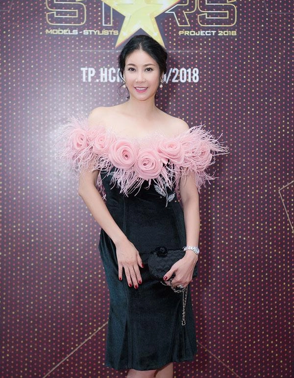 Siêu mẫu anh thư hà kiều anh đọ vẻ gợi cảm với váy trễ vai - 6