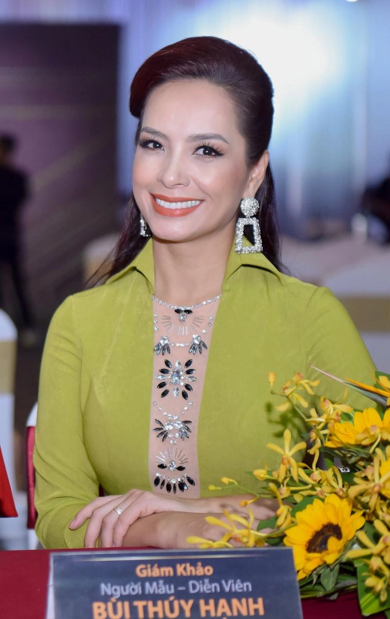 Siêu mẫu anh thư hà kiều anh đọ vẻ gợi cảm với váy trễ vai - 8