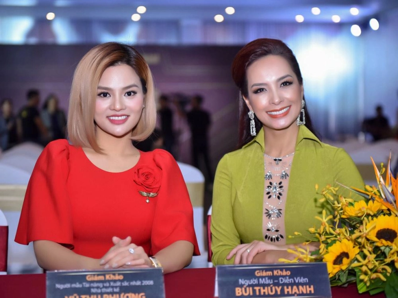 Siêu mẫu anh thư hà kiều anh đọ vẻ gợi cảm với váy trễ vai - 9